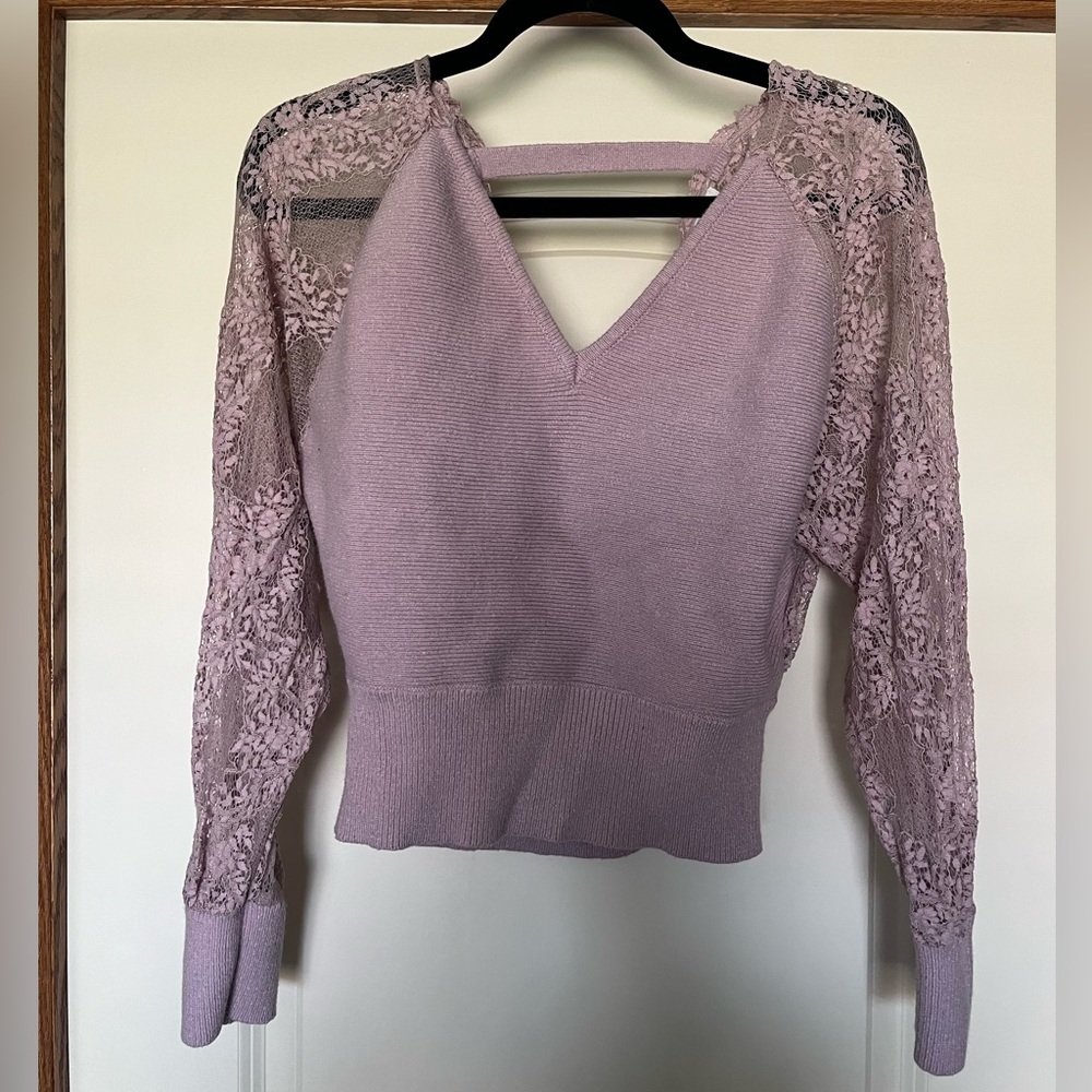 Mauve cropped sweater with lace